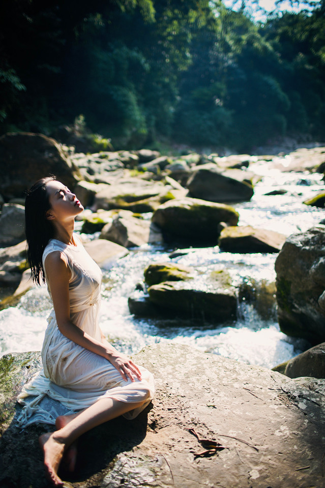 湿身美女溪边清凉写真大尺度湿身诱惑照