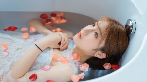 浴缸中的清纯萝莉白色吊带连衣裙大胆诱惑写真