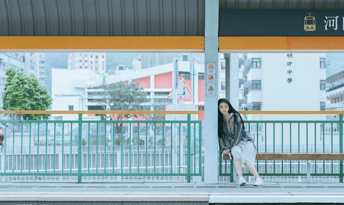 火车站台前摄影美女清新阳光写真图片