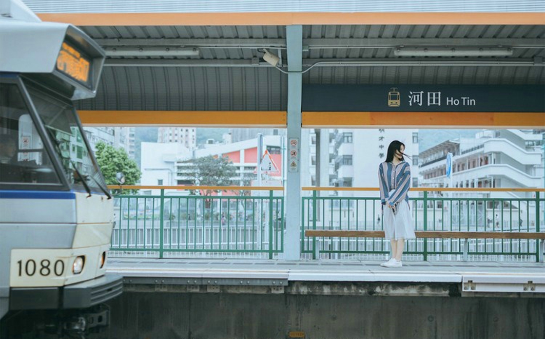 火车站台前摄影美女清新阳光写真图片