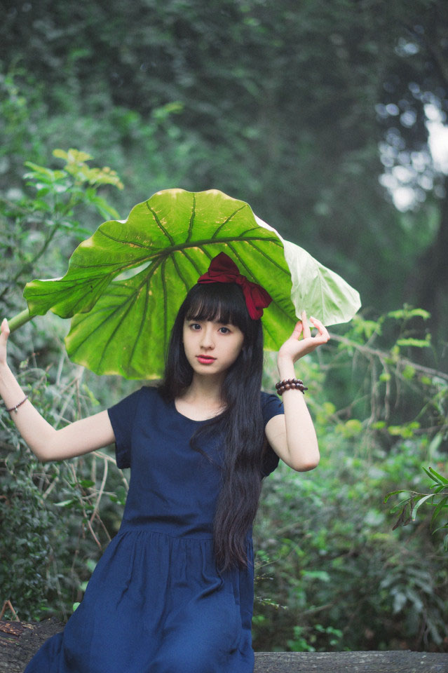 森林里的养眼森系少女眼神清澈日系森系美女图片大全