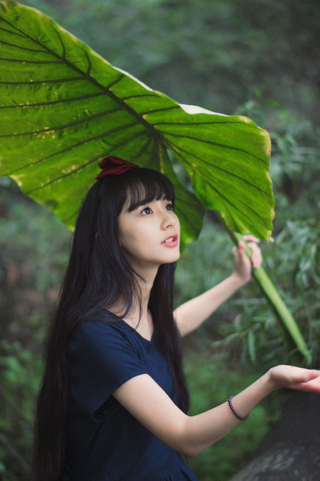 森林里的养眼森系少女眼神清澈日系森系美女图片大全