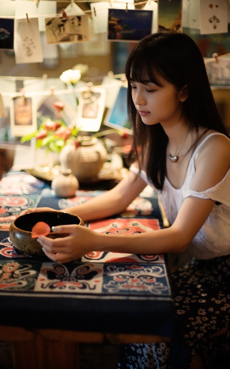 气质背心女孩的栀子花香短裤美女图片