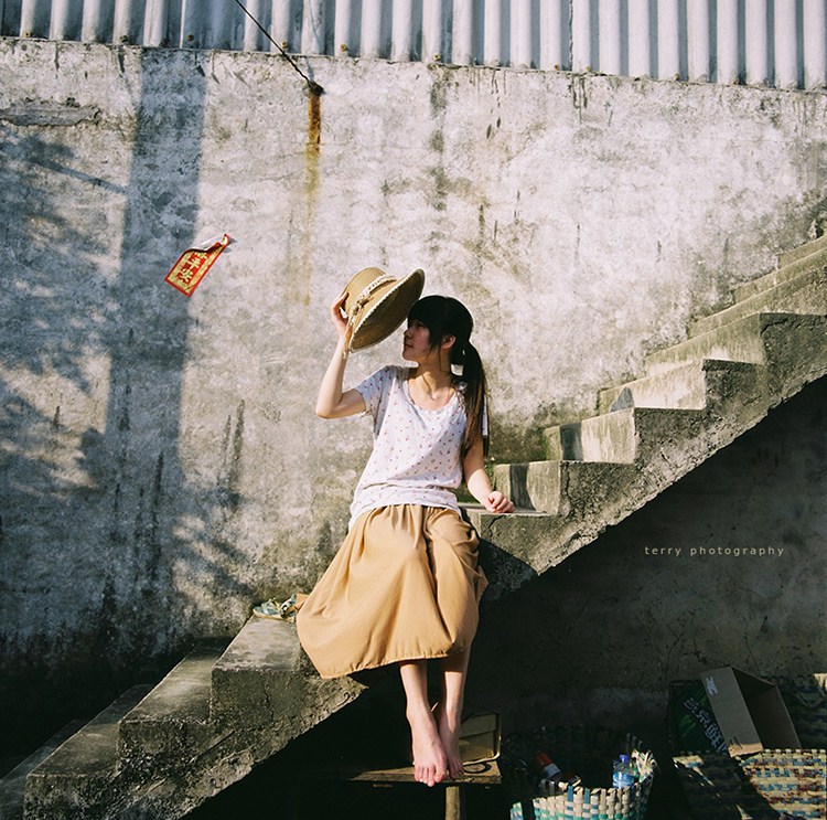 气质背心女孩的栀子花香短裤美女图片