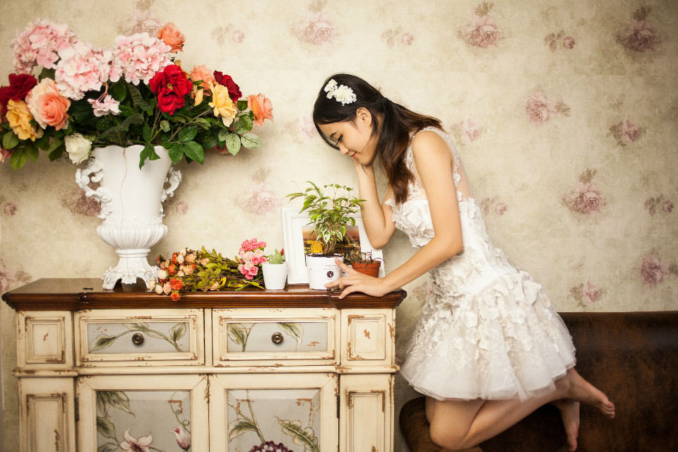 闺房里的恬静女孩花香迷人私房美女图片