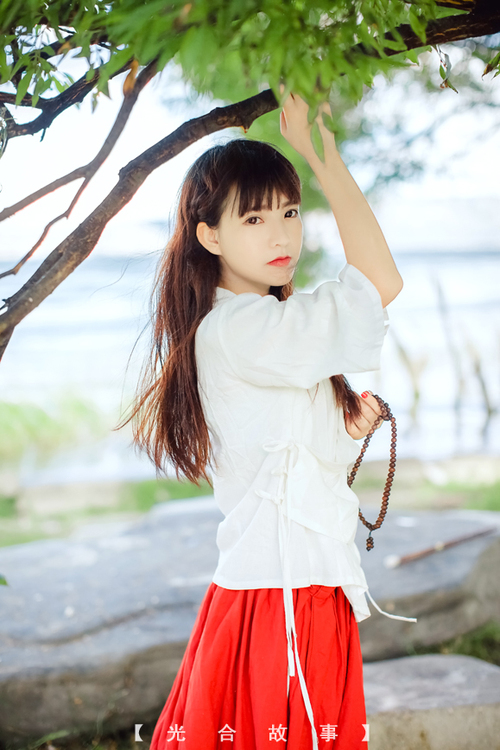 背心下的黑色蕾丝内衣女郎360度巧克力肌肤美女图片
