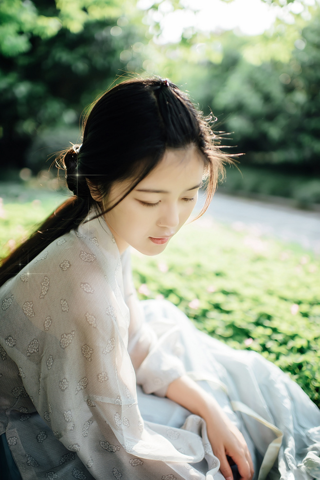 背心下的黑色蕾丝内衣女郎360度巧克力肌肤美女图片