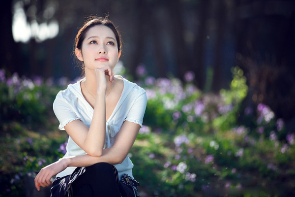 护士服遮不住的丰满翘臀美女酥胸撩人极致惹火身材大胆暧昧性感姿势摆拍(三)