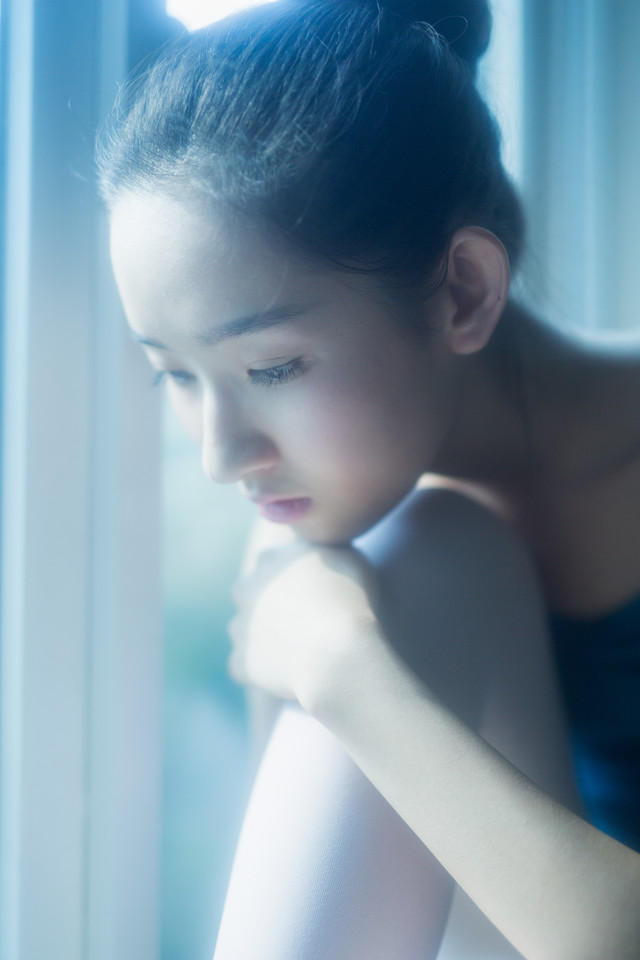 让人脸红的长腿玉足美女洗手台上大胆浸湿丝袜白嫩美腿