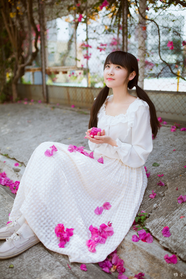 让人脸红的长腿玉足美女洗手台上大胆浸湿丝袜白嫩美腿