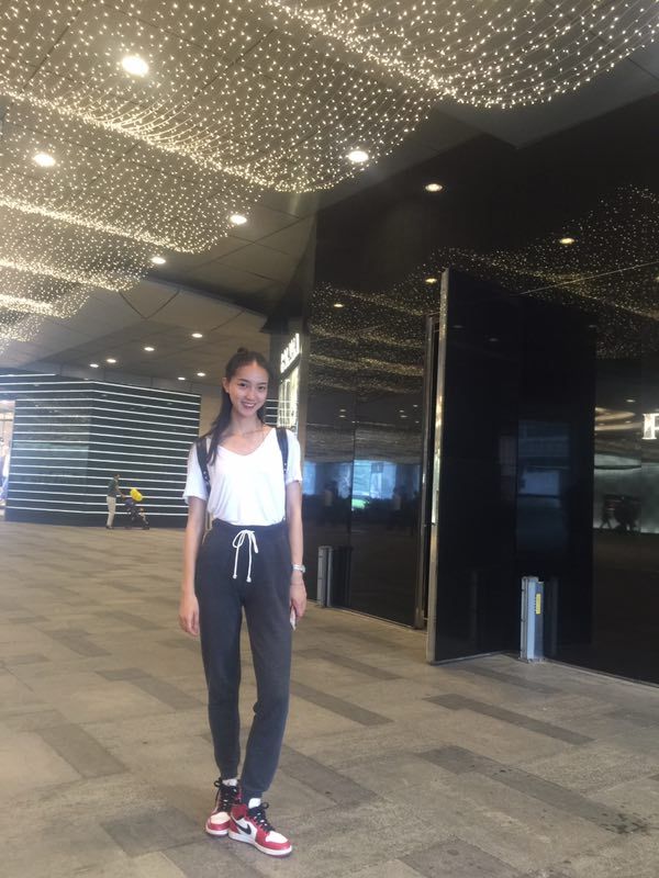 透明蕾丝遮体的爆乳翘臀美女嫩模大胆性感S曲线身材