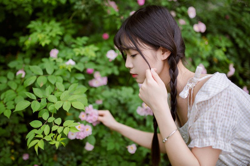 衣服遮掩不住巨乳**美女乳模午夜大胆展示成熟女人韵味诱惑私房图片