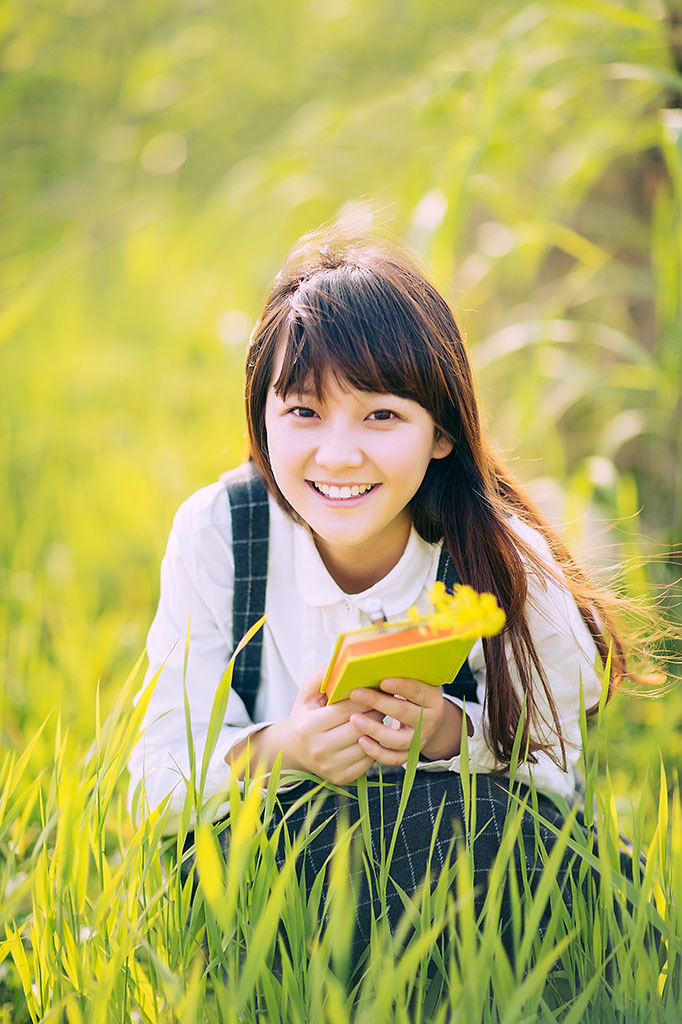 前凸后翘的巨乳美女嫩模沙发上大胆另类情趣内衣窒息诱惑私房照