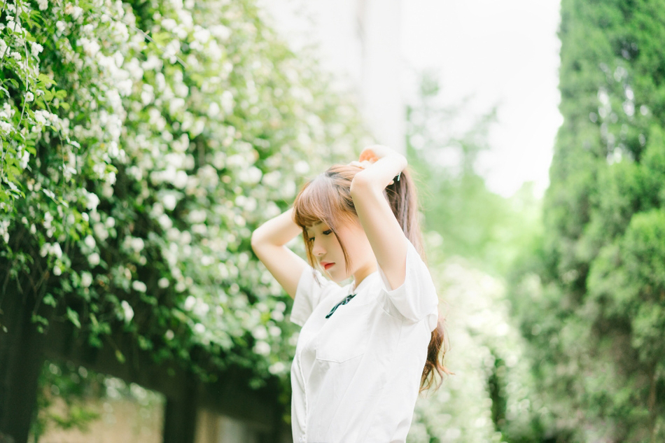 随意撕扯的黑色内衣美女浴室中让人抓狂的丰胸美腿魅惑写真图片(二)