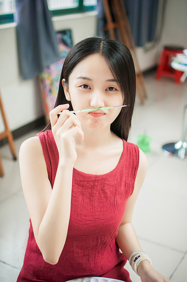 黑色丝滑超薄透视裙专刊美女深沟美乳的诱惑人体挑逗姿势摆拍图片