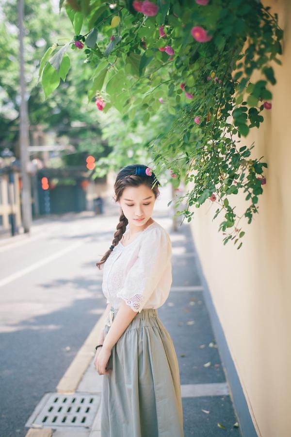 黑色丝滑超薄透视裙专刊美女深沟美乳的诱惑人体挑逗姿势摆拍图片