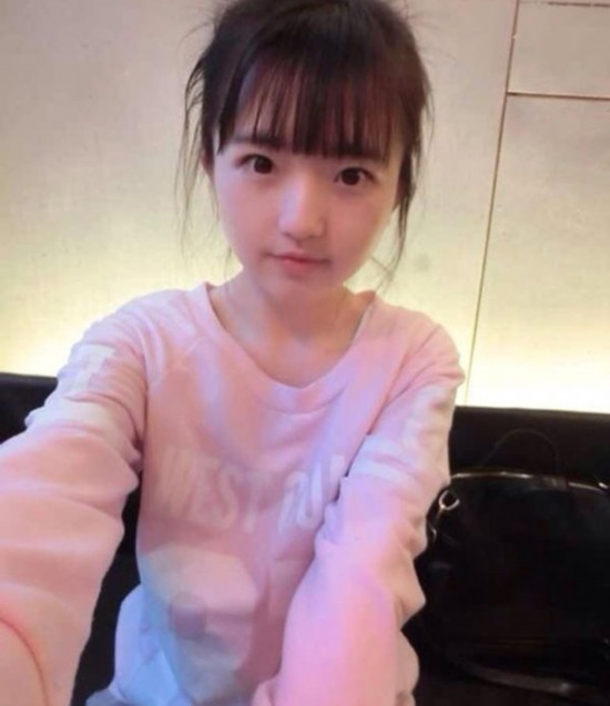 黑色丝滑超薄透视裙专刊美女深沟美乳的诱惑人体挑逗姿势摆拍图片