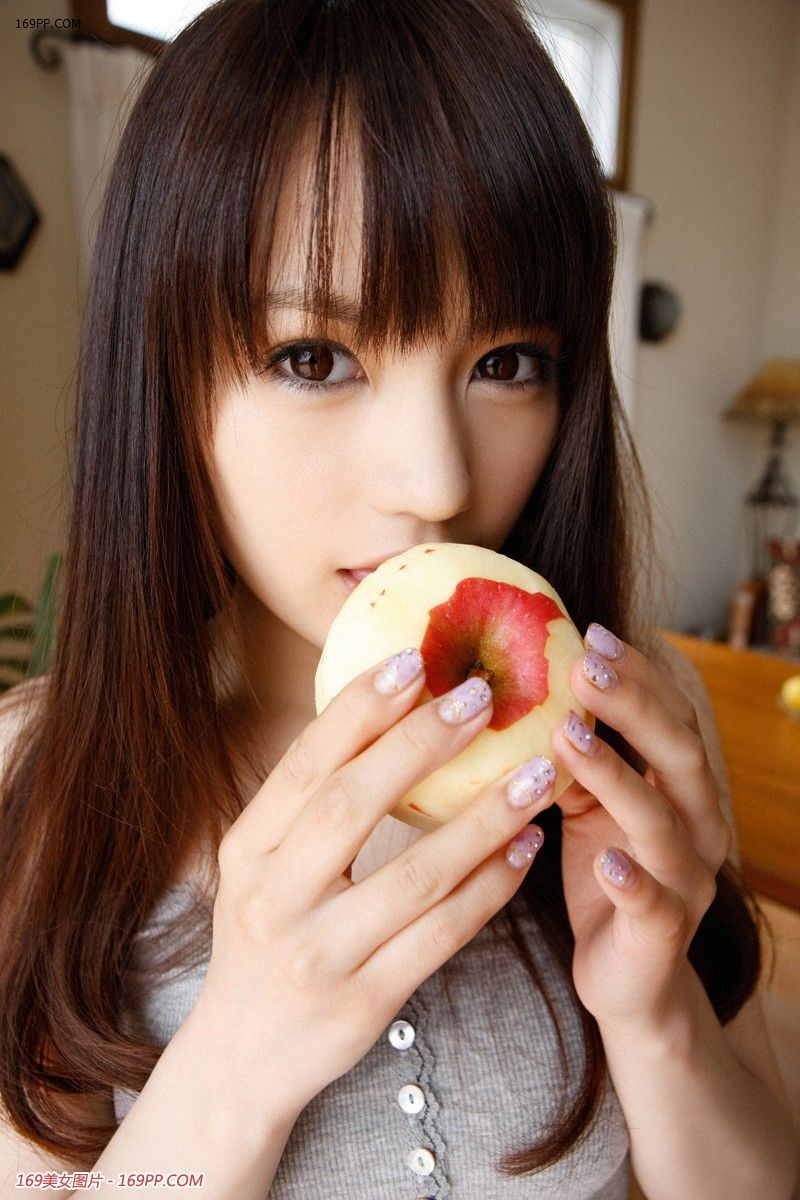 爱吃苹果的清纯大眼美女丰满胸部引人遐想大胆诱惑私房照（2）
