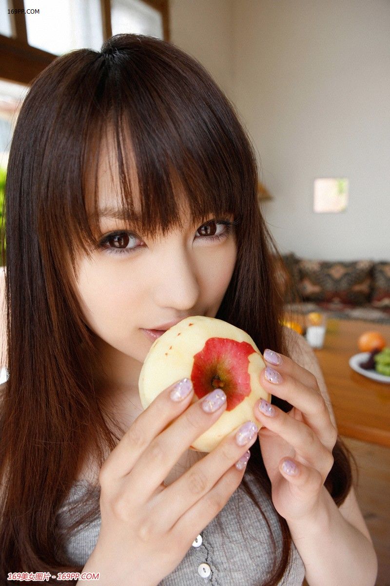 爱吃苹果的清纯大眼美女丰满胸部引人遐想大胆诱惑私房照（1）