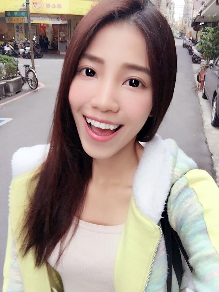 韩国丰乳肥臀的美女风俗媚娘活动现场大胆掀裙露底诱惑写真图片（2）
