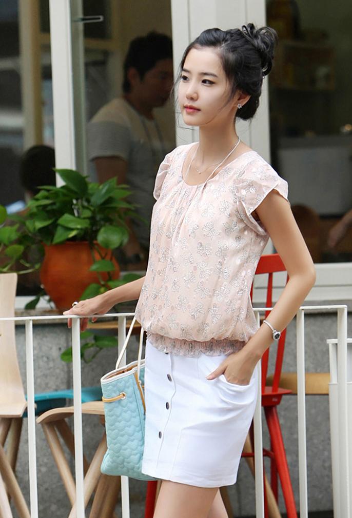 韩国丰乳肥臀的美女风俗媚娘活动现场大胆掀裙露底诱惑写真图片（1）