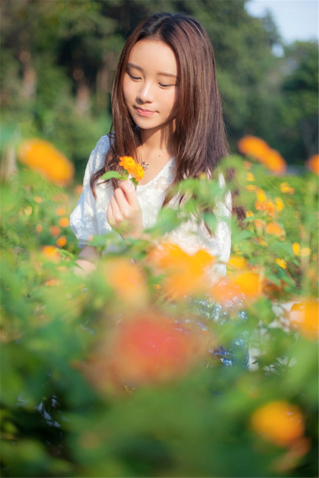 挤胸**的深沟纯情女郎浴室湿身性感诱人身材私房美女艺术照