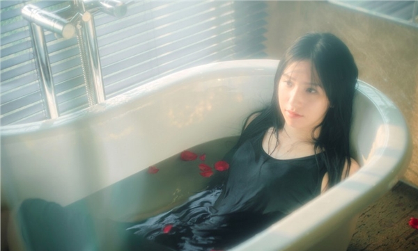 浴缸里的美女撩人图片朦胧美感湿身喷血诱惑人体艺术写真