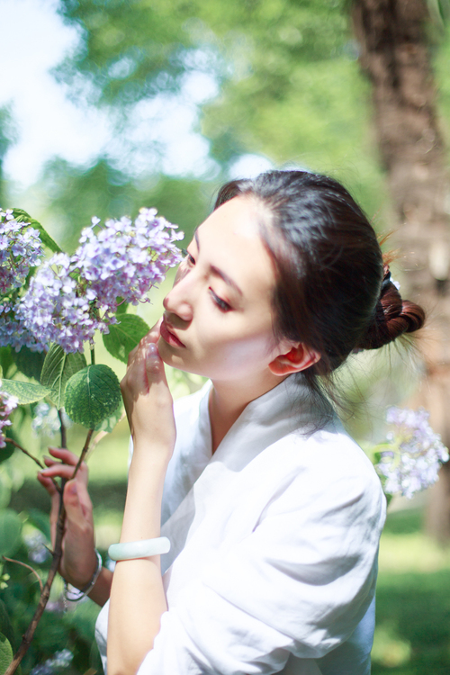 挤胸**的妖娆少女带你领略初夏的诱惑性感嫩模美女大尺度人体写真图(一)