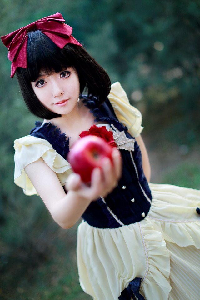 画着眼线的白雪公主拿红色苹果清纯小萝莉人体艺术写真图片(一)