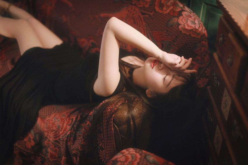 复古沙发上忧伤的古典气质清纯美女人体艺术写真图片