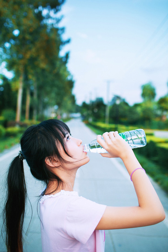 白皙粉嫩的清纯小蛮腰美女气质迷人写真图片合集