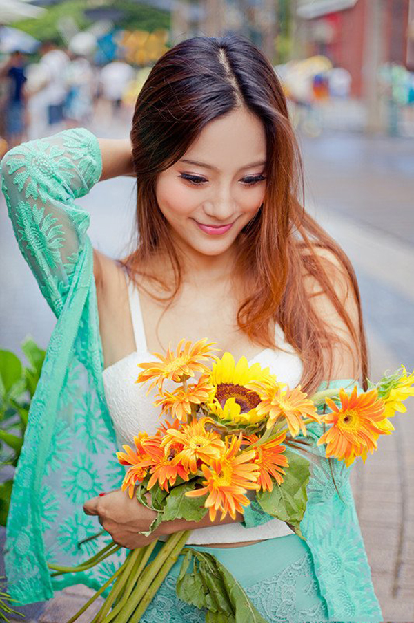 街拍花儿般的美丽少女唯美小清新人体艺术写真图片