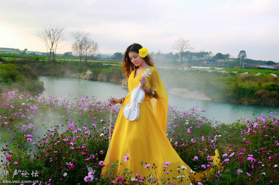 唯美飘渺的黄衣长裙小提琴美女