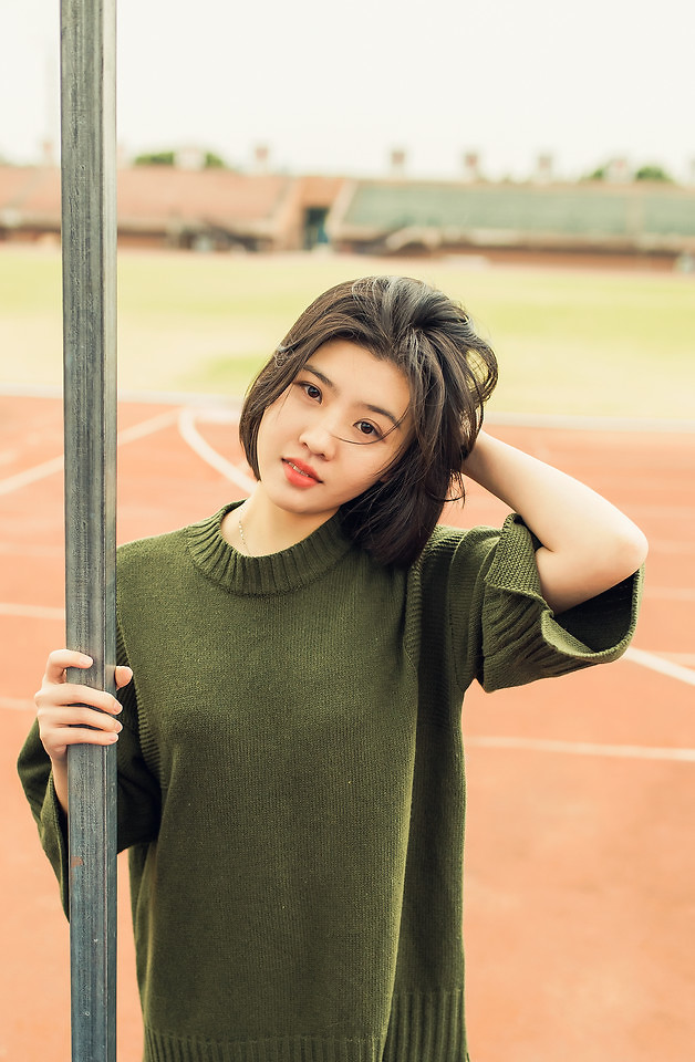 一组很安静的白衣美女图