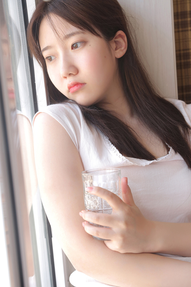 一组很安静的白衣美女图