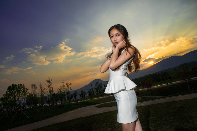 一组很安静的白衣美女图