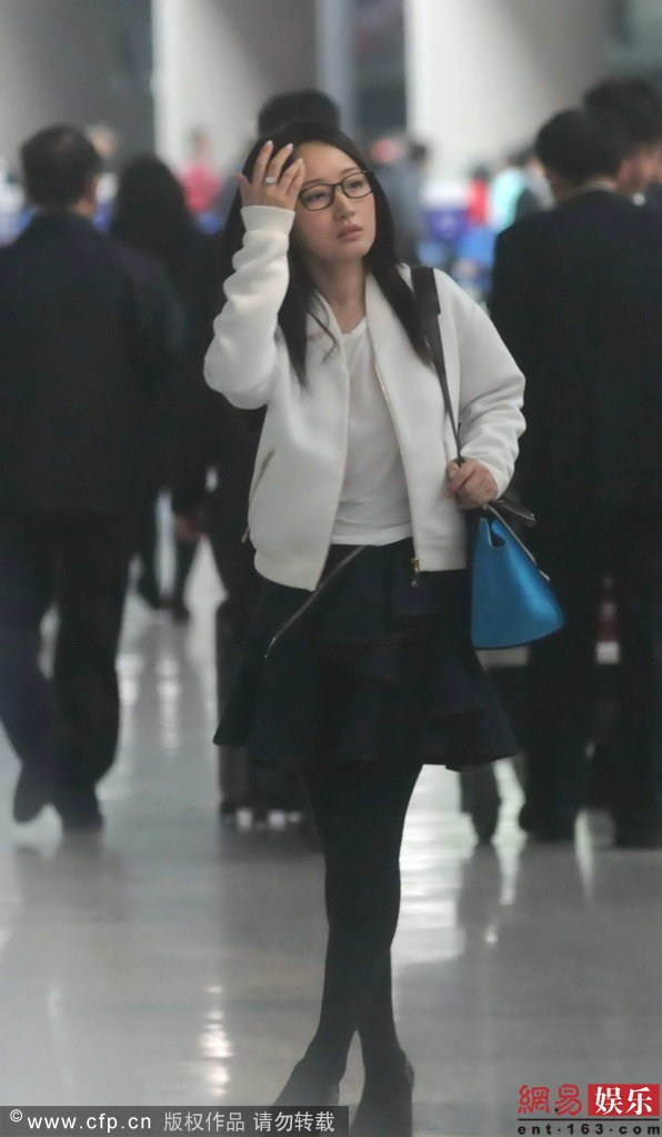 杨钰莹着短裙黑丝现身机场
