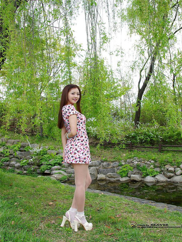 韩国清纯小美女 短裙装甜美户外自拍