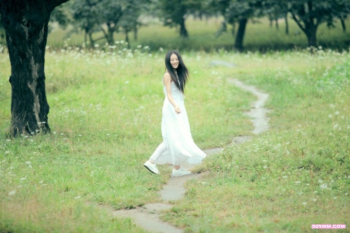 何静momo比基尼净白肌肤美腿诱人  极品美女