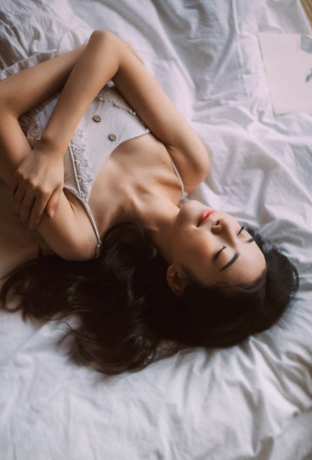 美腿妹子冰肌玉骨秀青春   妹子玉体诱惑上演
