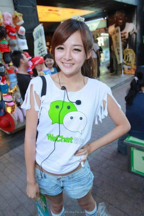 高圆圆发布会秀美腿 起身捂裙摆防露点