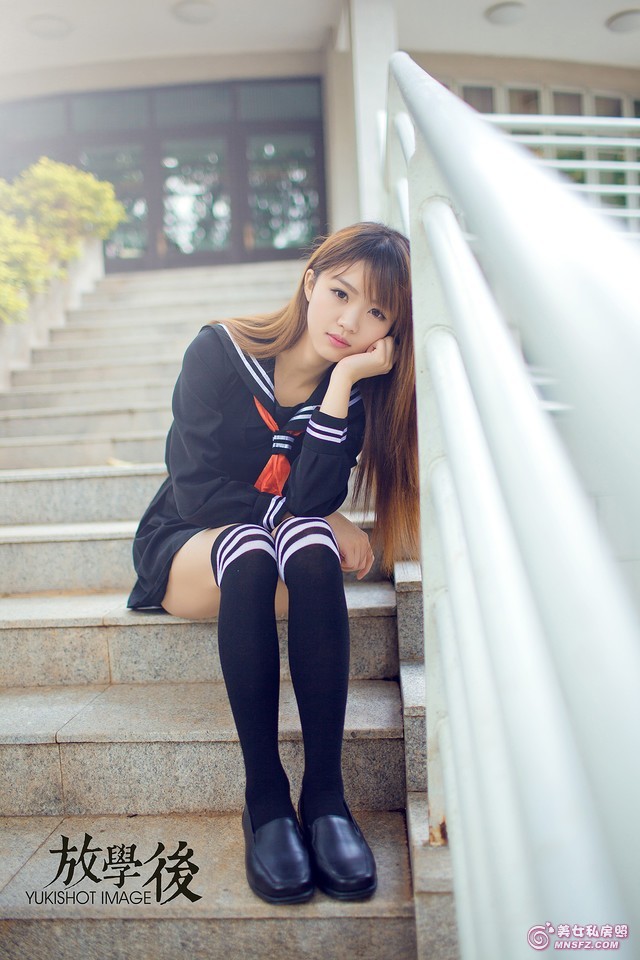 高圆圆发布会秀美腿 起身捂裙摆防露点