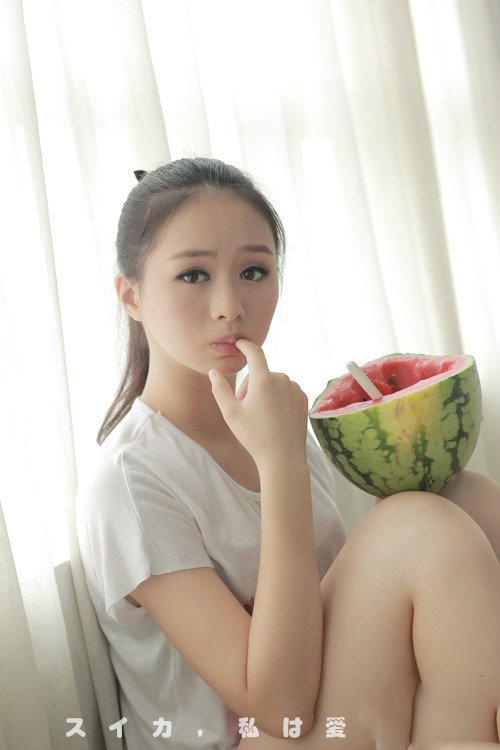 唇唇欲动的日本纯情小美女吃西瓜可爱表情私房照