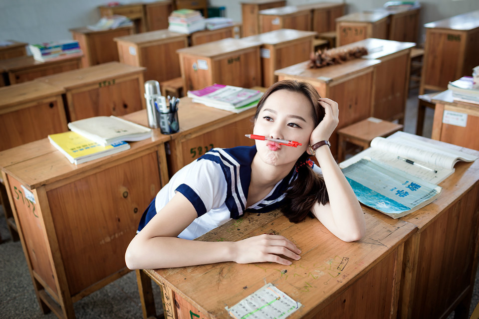 清纯学生美女黑丝玉腿制服诱惑写真