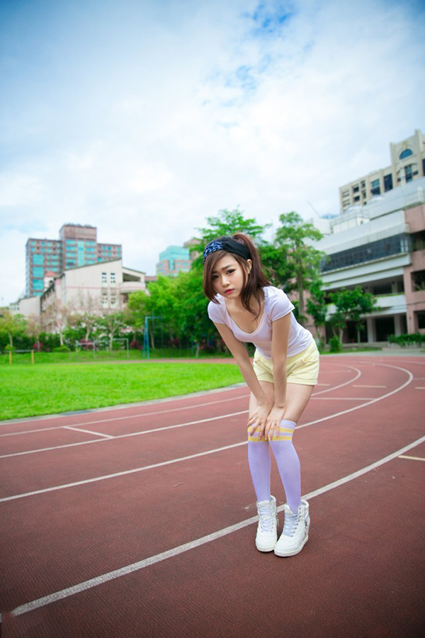 调皮性感女孩长腿酥胸私房写真图片