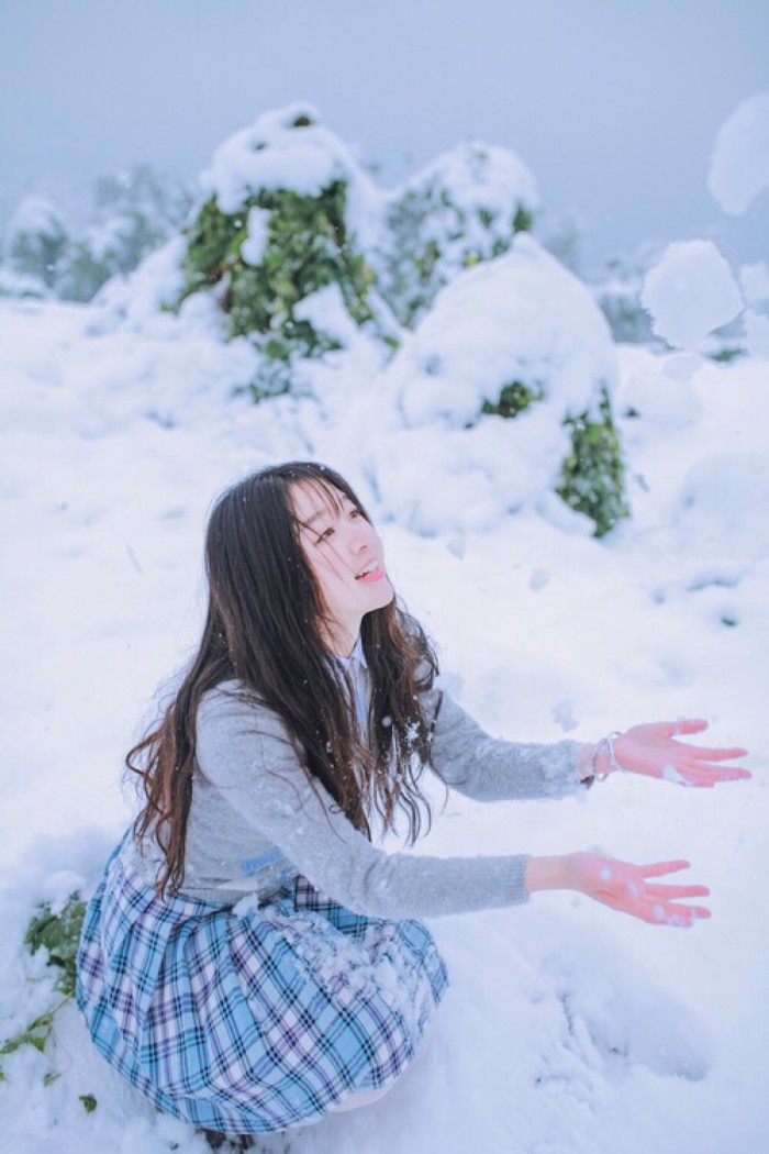 雪中美女唯美冬日写真高清图片