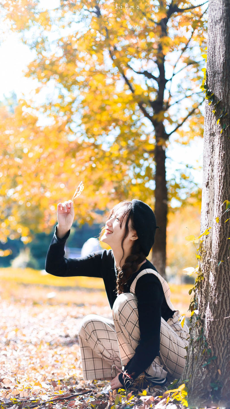 贝雷帽甜美少女秋季户外写真高清图片