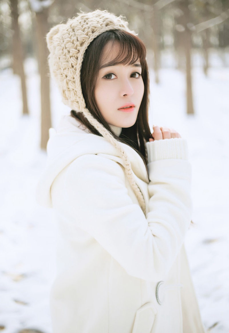 雪地中的清纯美女养眼写真图片