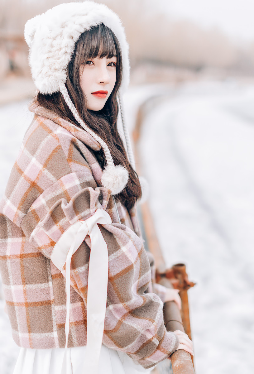 日系高颜值美女冬季户外写真图片