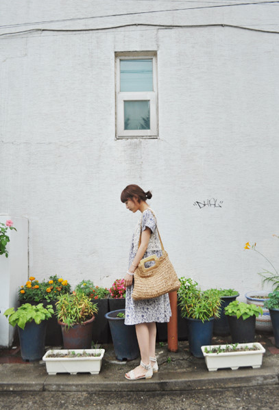 日系文艺美女格子吊带裙户外写真图片